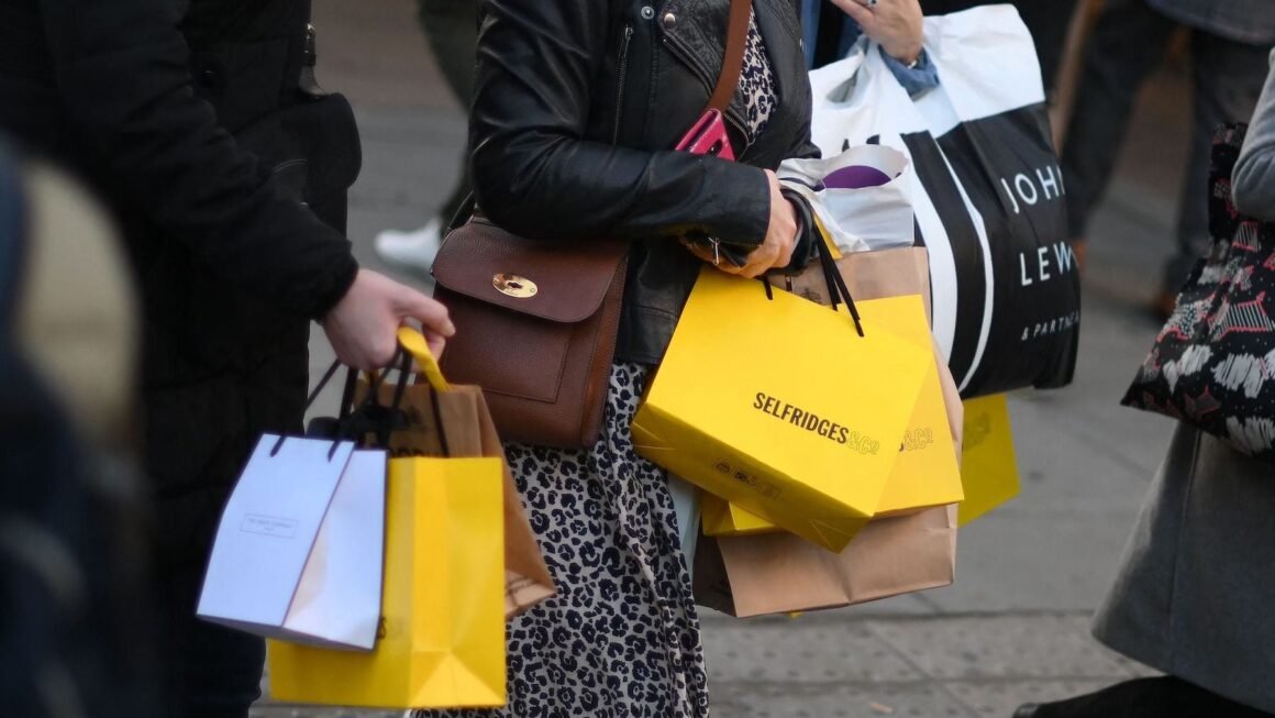 UK Retail Sales Drop for the First Time in Three Months